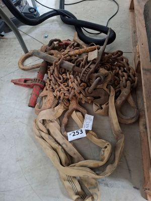 un tas de chaînes et une paire de ciseaux par terre
