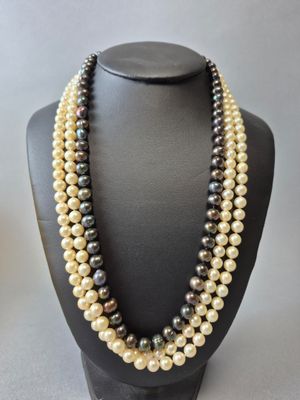 Lot composé de 3 colliers de perles de culture :