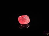 gros plan d'un diamant rose sur une surface noire