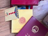 une pile de livres posée par terre à côté d'une valise
