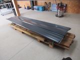 un tas de tôles posées sur une palette dans un garage