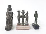 trois statues représentant un homme et une femme, puis un homme et une femme