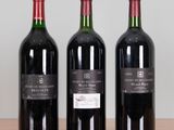 trois bouteilles de vin posées sur une table, l'une à côté de l'autre
