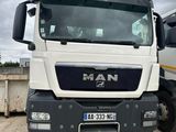 un camion blanc garé dans la poussière