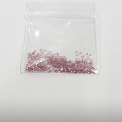 un petit sachet de paillettes roses posé sur une table