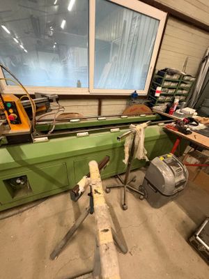 une machine verte qui se trouve dans une pièce