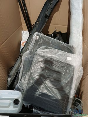 une boîte en carton remplie d'objets hétéroclites