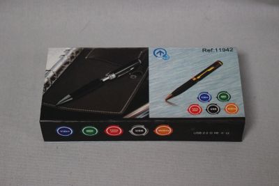 emballage d'un stylo et d'un cahier posés sur une table