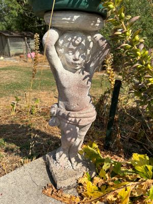 une borne d'incendie surmontée d'une statue