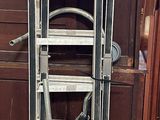 une échelle adossée au mur d'une pièce