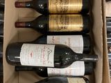 plusieurs bouteilles de vin se trouvent dans un carton sur une table