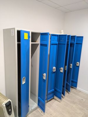 3 armoires vestiaires en métal laqué gris et bleu - Photo 1