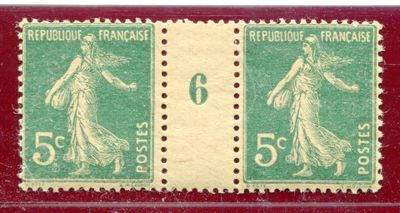 un timbre vert et jaune sur lequel figure une femme