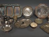 beaucoup d'objets en argent qui se trouvent sur la table