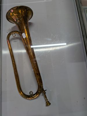 un instrument à vent en laiton exposé dans une vitrine