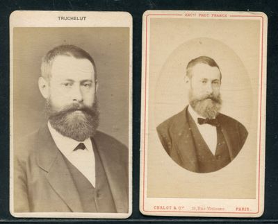une vieille photo représentant deux hommes barbus portant un nœud papillon