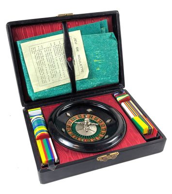 un coffret en bois contenant une roulette et d'autres objets