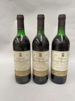 trois bouteilles de vin posées sur une table l'une à côté de l'autre