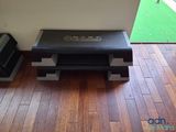 un banc noir posé sur un parquet dans une pièce