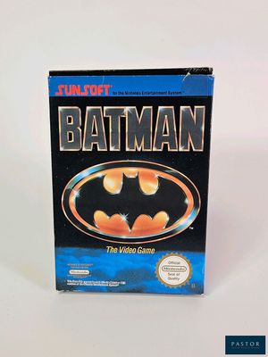 La boîte du jeu Batman est posée sur une surface blanche.