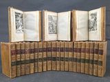 plusieurs vieux livres sont empilés sur une table