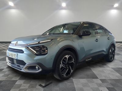 la voiture bleue est garée dans le garage sur un sol en damier