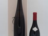 une bouteille de vin et une autre bouteille de vin à côté d'une boîte