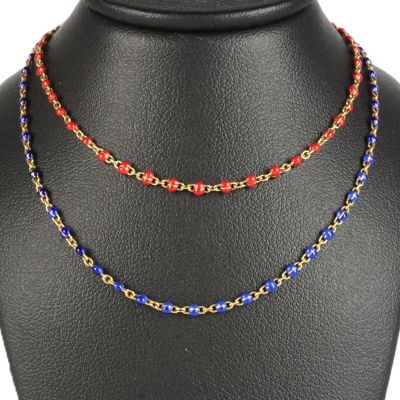 un collier de perles multicolores sur un mannequin, un mannequin, un mannequin, un mannequin, un mannequin, un mannequin, un mannequin, un mannequin
