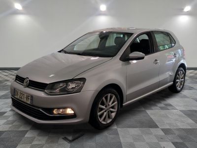 la volkswagen polo argentée est garée sur un carrelage à carreaux