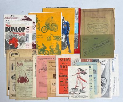 beaucoup de vieux livres posés sur la table