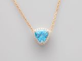 un pendentif en forme de cœur, composé d'une topaze bleue et de diamants, monté sur une chaîne en or