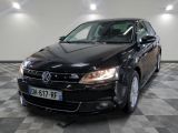 La Volkswagen Passat noire est garée dans une grande pièce.