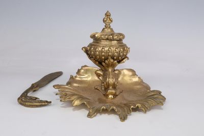 Encrier en bronze en forme d'une urne couverte supportée par…