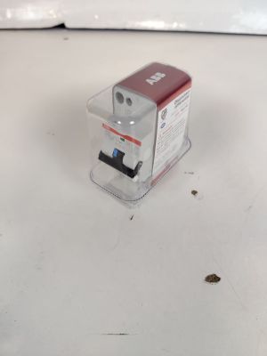 un petit objet rouge et blanc posé sur une surface blanche