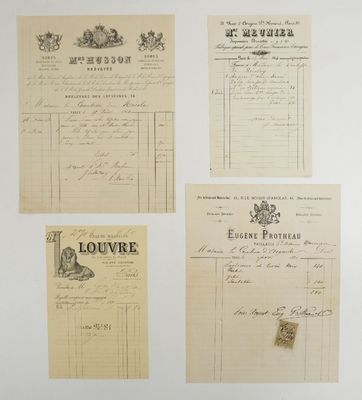 quatre documents anciens sont exposés sur un support blanc