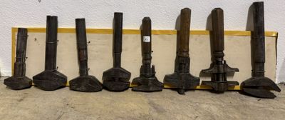 tout un tas d'outils alignés par terre