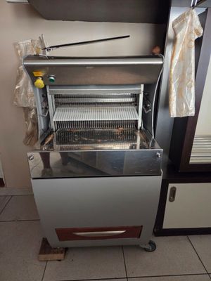 une machine qui se trouve dans le coin d'une pièce