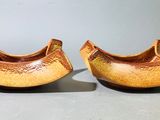 deux pièces de poterie posées sur une table