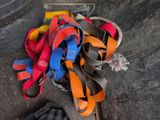 une pile de bagages posée par terre à côté d'un pneu