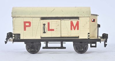 un wagon de train miniature posé sur une surface blanche