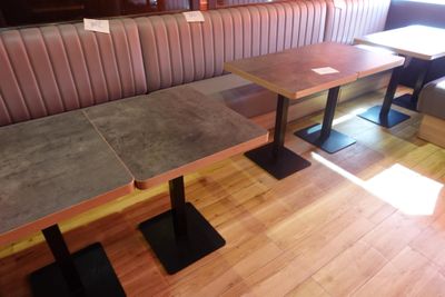 des tables et des bancs dans un restaurant au sol et aux murs en bois
