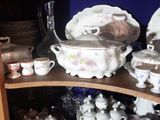 Il y a beaucoup d'assiettes et de tasses sur cette étagère