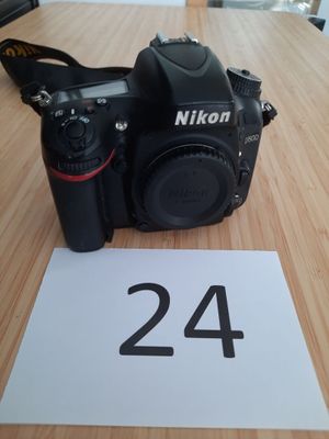 un appareil photo posé sur une table sur laquelle est inscrit le chiffre 24