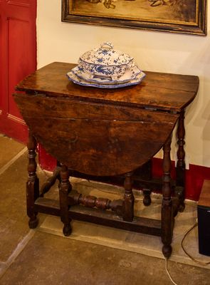 une petite table sur laquelle est posé un bol, devant un tableau