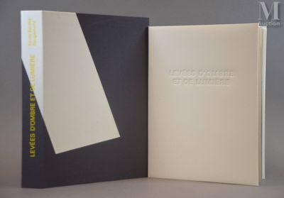 un livre ouvert sur une table