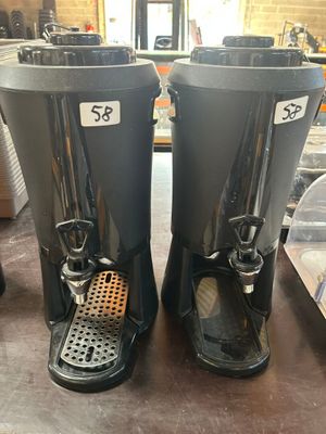 deux machines à café posées sur une table dans une pièce