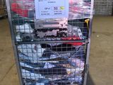 un chariot chargé de nombreuses paires de chaussures dans un entrepôt