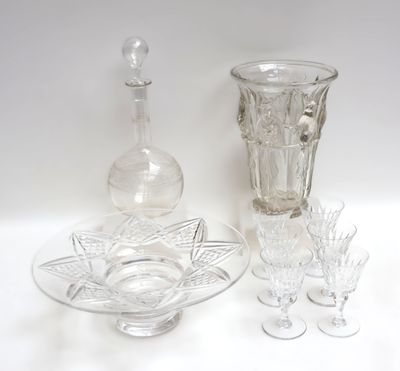 beaucoup d'objets en verre qui se trouvent sur la table