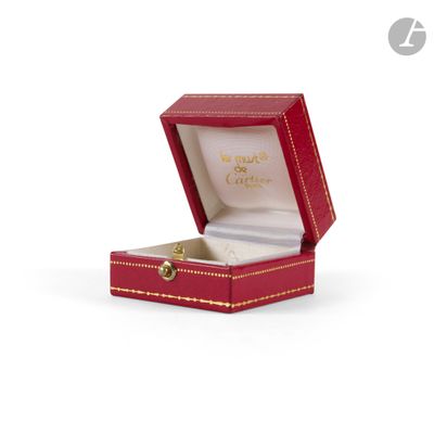 une boîte rouge avec un anneau en or à l'intérieur