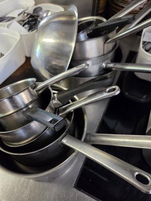les nombreuses casseroles et poêles qui se trouvent sur la cuisinière
